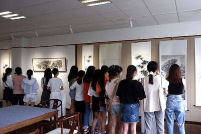 学校举办书画艺术进校园活动暨“中国书画院”揭牌仪式